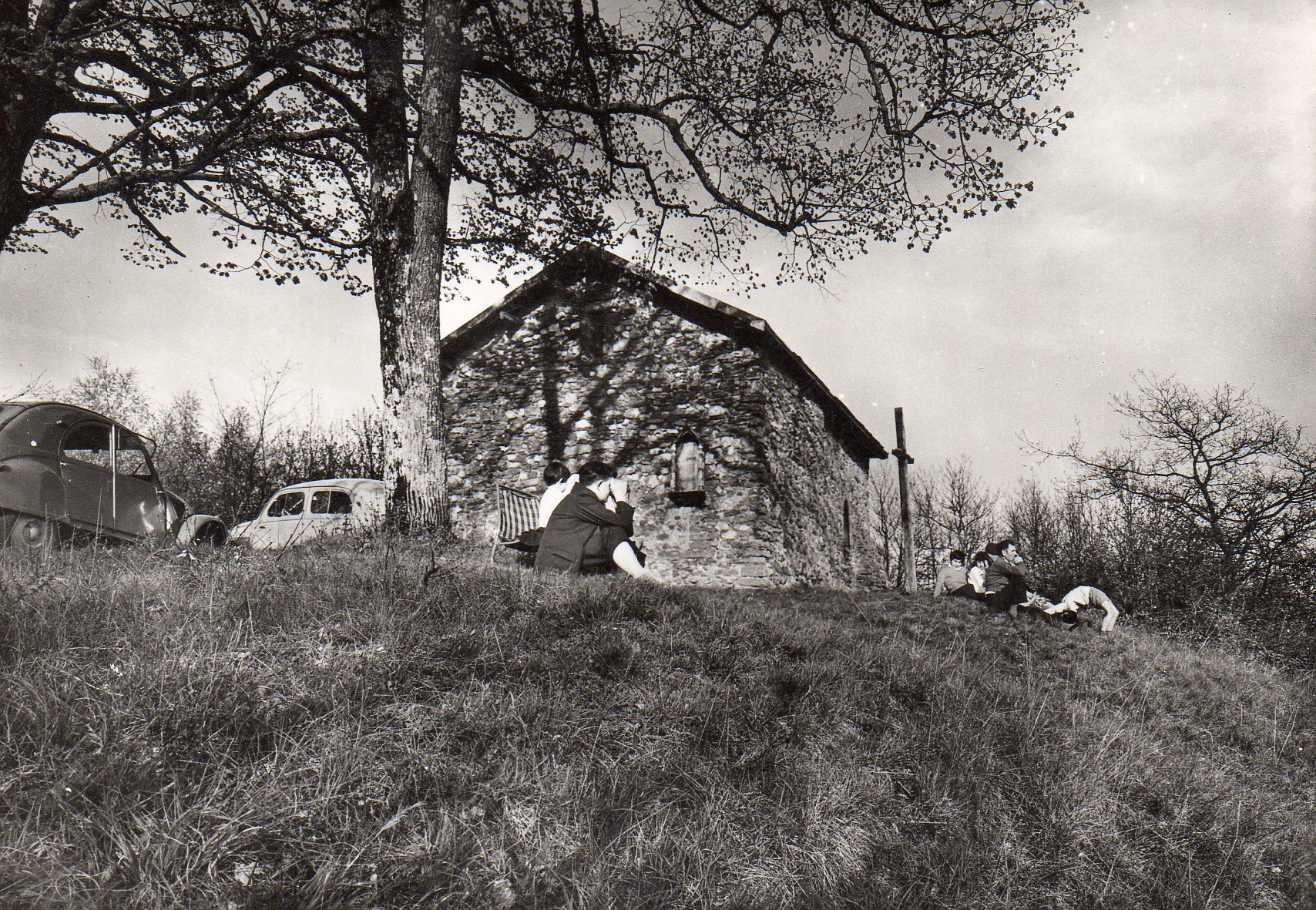 Photographie ancienne de la chapelle et de ses alentours